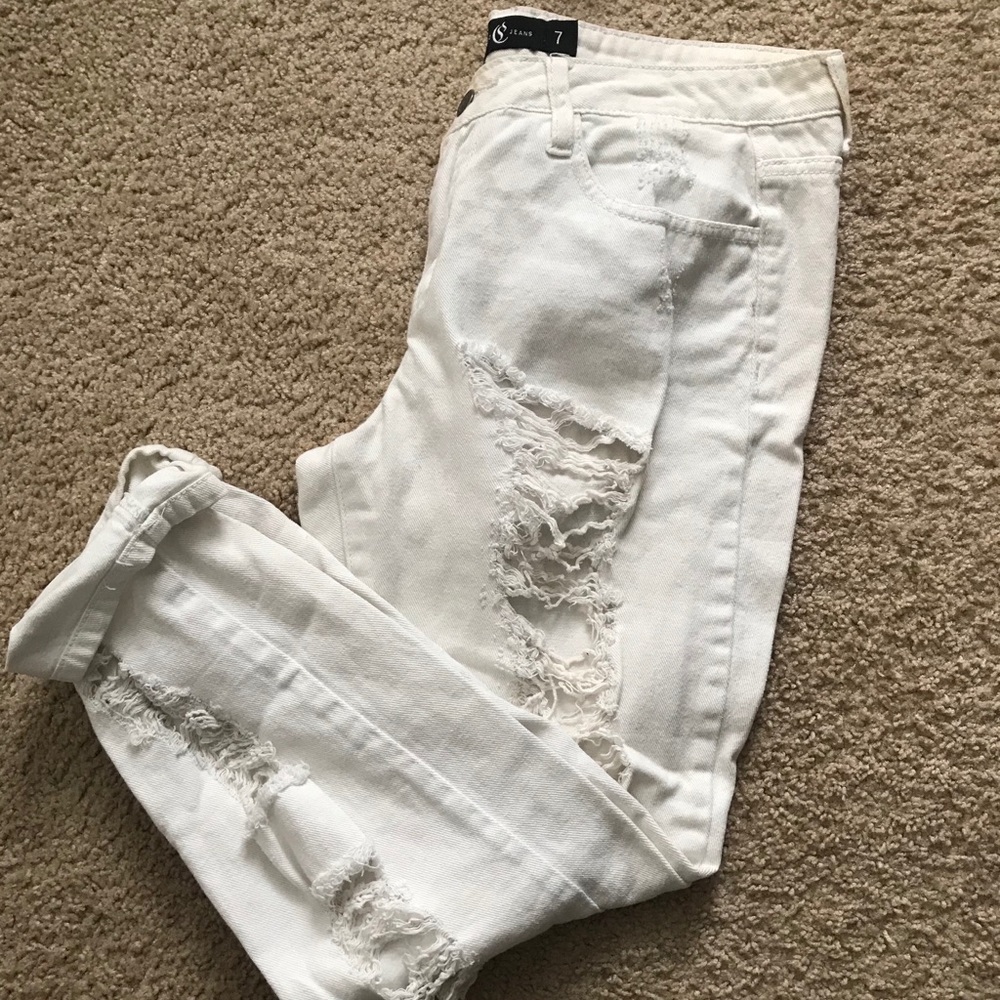 WHITE RIPPED JEANS